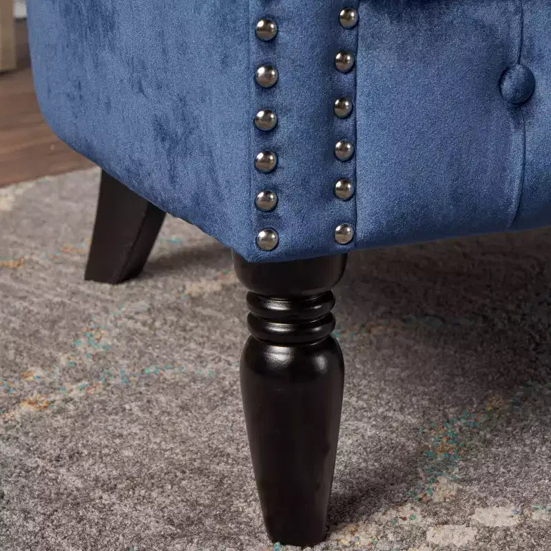 Divanetto 2 posti capitonné con braccioli arrotolati nei colori mora / smeraldo / blu navy