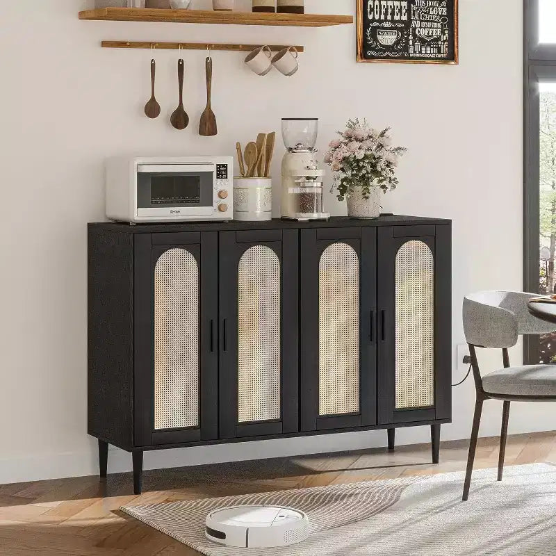 Credenza a 4 ante in rattan naturale con ripiani regolabili, montaggio da parte di un singolo utente